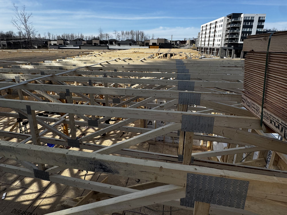 Installation de la structure de bois (charpente) pour un projet résidentiel.
