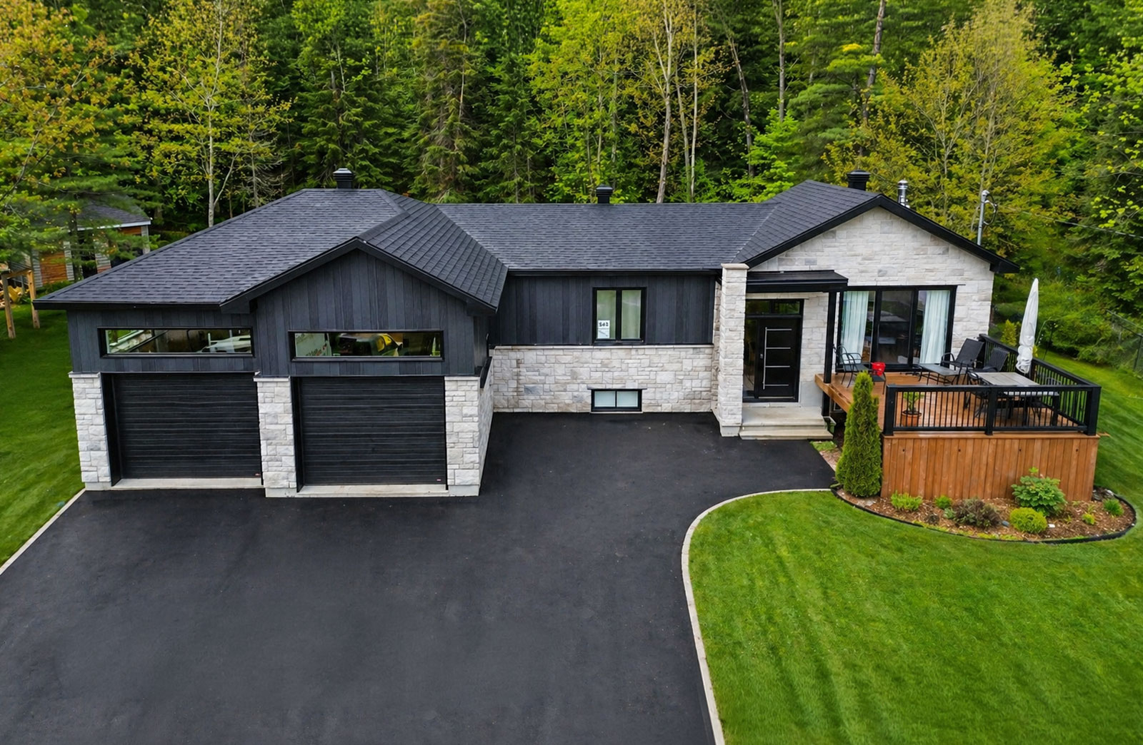 Agrandissement de maison contemporaine avec grandes fenêtres réalisé par REOVA en Estrie.