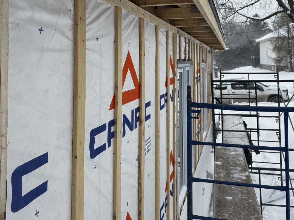 Pose de membrane pare-air et préparation pour revêtement de vinyle sur chantier.