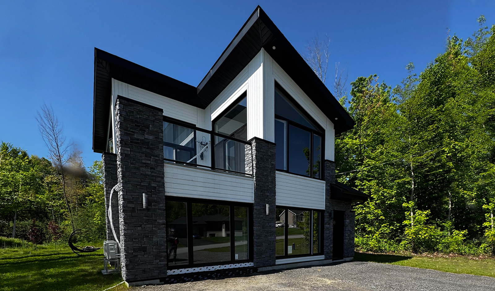 Agrandissement de maison à St-François-Xavier-de-Brompton | REOVA Construction + Rénovation