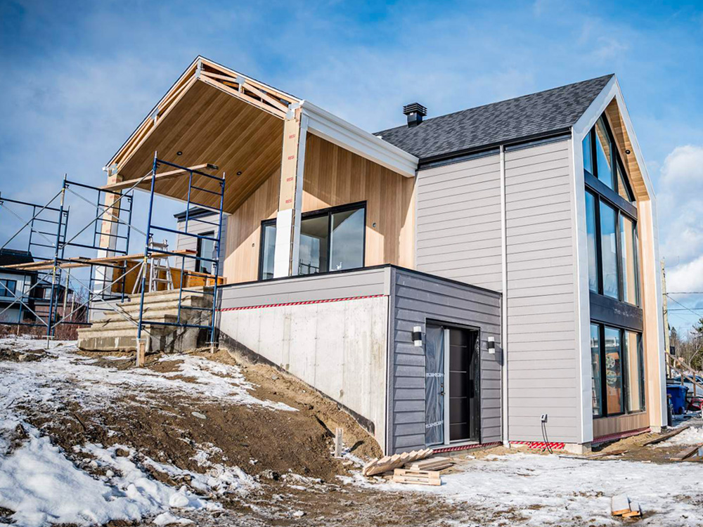 Construction de terrasse couverte avec structure apparente en bois massif.