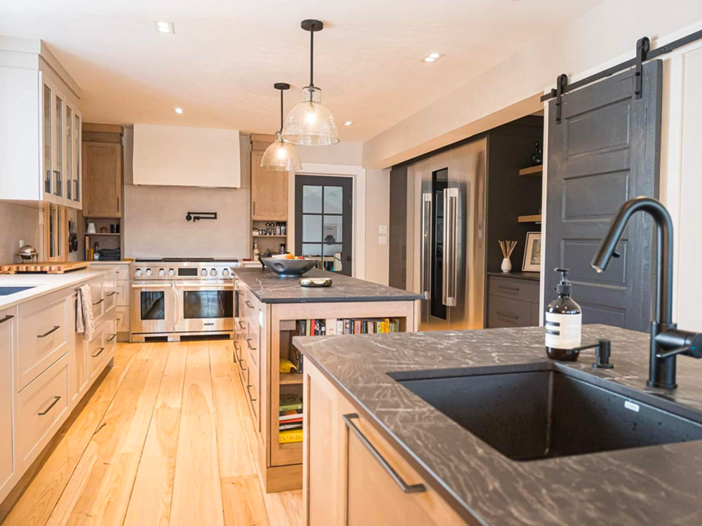 Aménagement intérieur de luxe avec cuisine à aire ouverte et finitions de qualité.